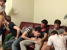 与年轻男人的性爱聚会，没有保护性爱并给予口交 hot korean guys gay porn