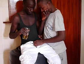 马文（Marvin）和克里斯（Chris）的异族同性恋twink与水玩耍 japan office gay porn