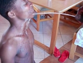 非洲黑人twinks从事生育和小便游戏 gay porn japan kiss