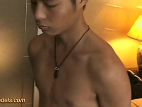 带有大阴茎的同性恋者被绑起来并自慰 hot army gay porn