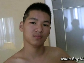 独奏亚洲人与大公鸡一起享受自己的乐趣 gay porn asia
