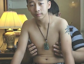 亚洲Twink给一个良好的同性恋伙伴提供了打手枪 porn gay chinese muscle