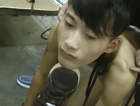 年轻的亚洲twink接受BDSM Doggy风格培训 korean mature gay porn