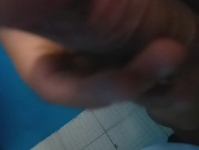 娇小的日本女孩在洗手间给打手枪 gaydar chinese gay porn