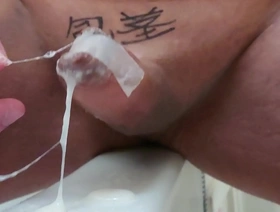 日本同性恋者的未切割的公鸡包裹在录音带中 korean body builder gay porn