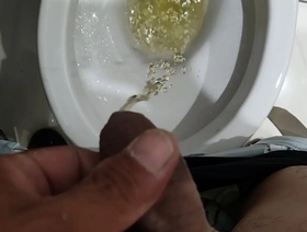 日本同性恋业余视频以小便游戏为特色 gay porn men hot