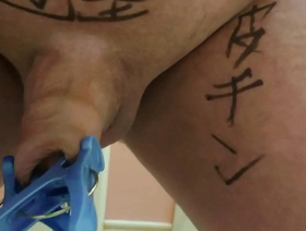 日本同性恋家伙用他的未切割的公鸡在洗衣篮中自慰 korean gay porn english sub