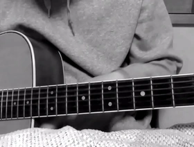 日本Twink展示了他在独奏场景中的灵活性 my house is hot gay porn