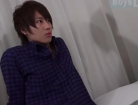 一位名叫Tetsu Kamara的日本大学生在这个成人视频中经历了他的第一次同性恋性接触。 hot indian teen gay porn