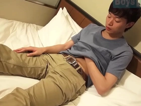 来自日本的年轻而热情的大学生沉迷于自我愉悦，达到高潮 hot japanese gay porn