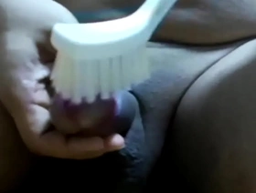 压碎：小阴茎BDSM带有额头磨碎 gay chinese porn website