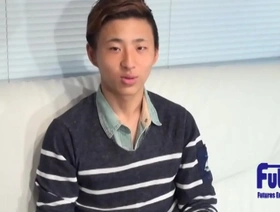 一个兴奋的亚洲男孩在这个免费的业余视频中与一个熟练的男人经历了他的第一次同性恋。 gay porn sexy hot