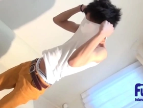 一个年轻人的第一次同性恋体验与敏感和角质伴侣 hot gay car porn