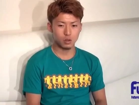 业余同性恋男孩在这个热门视频中获得了他对同性恋的第一个品味！ taiwan solo gay porn