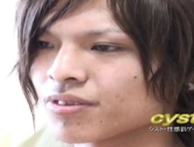 Natsuki在这个亚洲同性恋视频中对振动器和油的自我愉悦 hot gay story porn