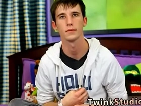 亚洲青少年在原始的同性恋性场景中被肌肉发达的中年螺柱击中 chinese top gay porn