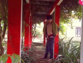 Hansel Thio的公共裸露：突然在中国花园里自慰的冲动 chinese gay master porn