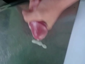 同性恋越南人的独奏游戏结束于桌桌高潮 hot gay porn dad