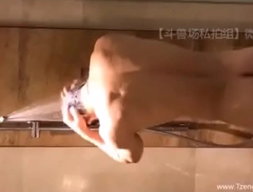 年轻的同性恋者探索独奏乐趣 gay japan straight porn