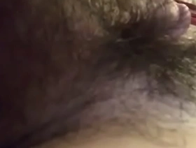 一个同性恋越南男孩猛拉他的公鸡，暨 gay porn asian hot