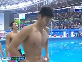 亚洲大块头炫耀他的腹肌，在裸体中游泳 chubby gay chinese porn