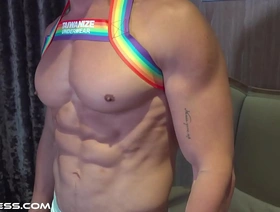 适合亚洲人的男人炫耀他的肌肉体质和凿子的腹肌 hot gay porn sites