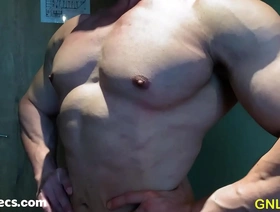 亚洲大块子取悦自己，抚摸他的乳头 chinese gay sauna porn