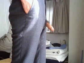 独奏亚洲人炫耀他未切割的鸡巴 handsome korean boy gay porn