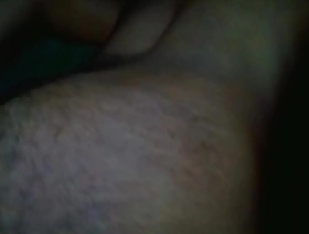 亚洲同性恋家伙炫耀他的毛茸茸的屁股并变得热 hot dildo gay porn